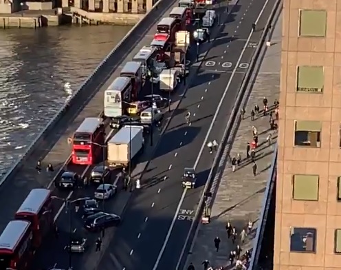 ATTACCO AL LONDON BRIDGE, POLIZIA UCCIDE L’AGGRESSORE