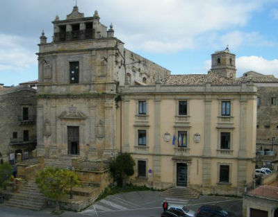 Enna. Quattro o cinque giorni e Giuseppe potrà entrare alla scuola S.Chiara dal cortile laterale