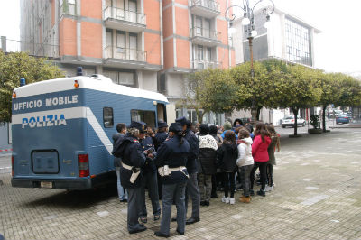 Enna. Campagna permanente della Polizia di Stato contro violenza di genere «Questo non è amore»