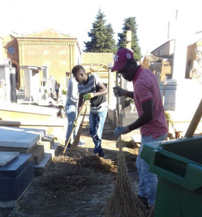 Aidone. Ospiti del Centro accoglienza straordinaria impegnati nella cura del decoro urbano