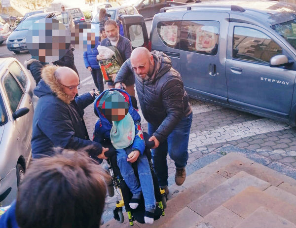 Enna: bambino di 9 anni per accedere alla elementare Santa Chiara sollevato di peso da insegnanti e genitori, gli fanno salire le scale in braccio