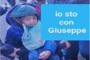 Enna. “Io sto con Giuseppe” sui social sta diventando virale. Intanto anche oggi per entrare a scuola aiutato da genitori a salire con la carrozzina