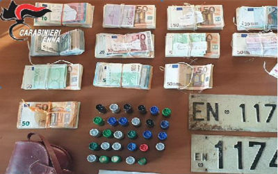 Troina: deferiti due pregiudicati per detenzione armi e munizioni, simulazione riciclaggio; rinvenute targhe e banconote per 55mila euro
