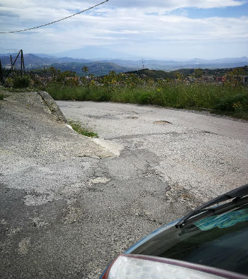 Strada regia trazzera Enna – Piazza Armerina dissestata, pericolo per persone e macchine