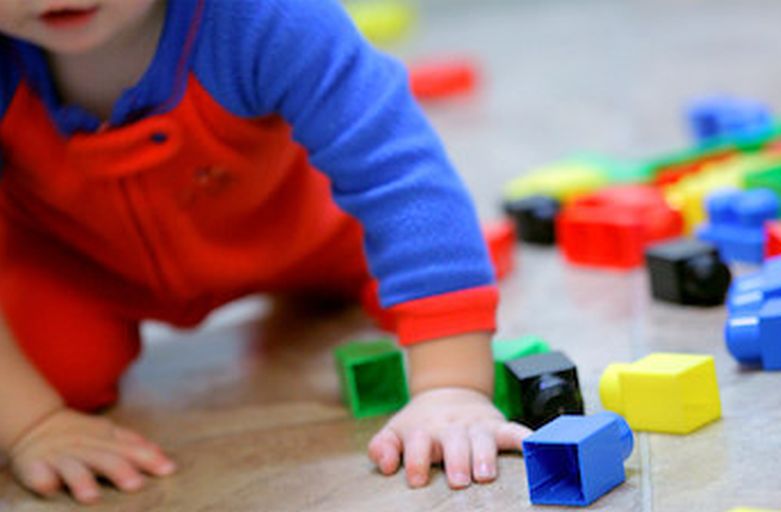 SCHIAFFI A BIMBI IN ASILO NIDO, SOSPESA MAESTRA NEL VARESOTTO