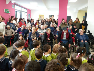 Aidone. Alunni della scuola dell’infanzia in visita agli anziani della casa di riposo S. Lucia