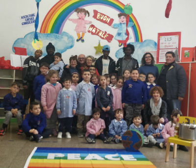 Bambini della scuola dell’infanzia e primaria festeggiano con i giovani migranti ospiti a Villarosa