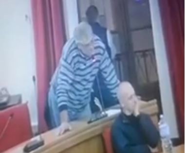 Valguarnera. E’ virale il video del consigliere Filippo Roccazzella durante una seduta, nei confronti di una sua collega di opposizione, rea di essere in stato di gravidanza