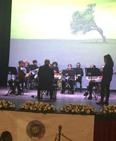 Alunni Scuola Media Valguarnera cantano l’inno Mameli a festeggiamenti 150 anni Federazione Ginnastica d’Italia svoltisi ad Enna