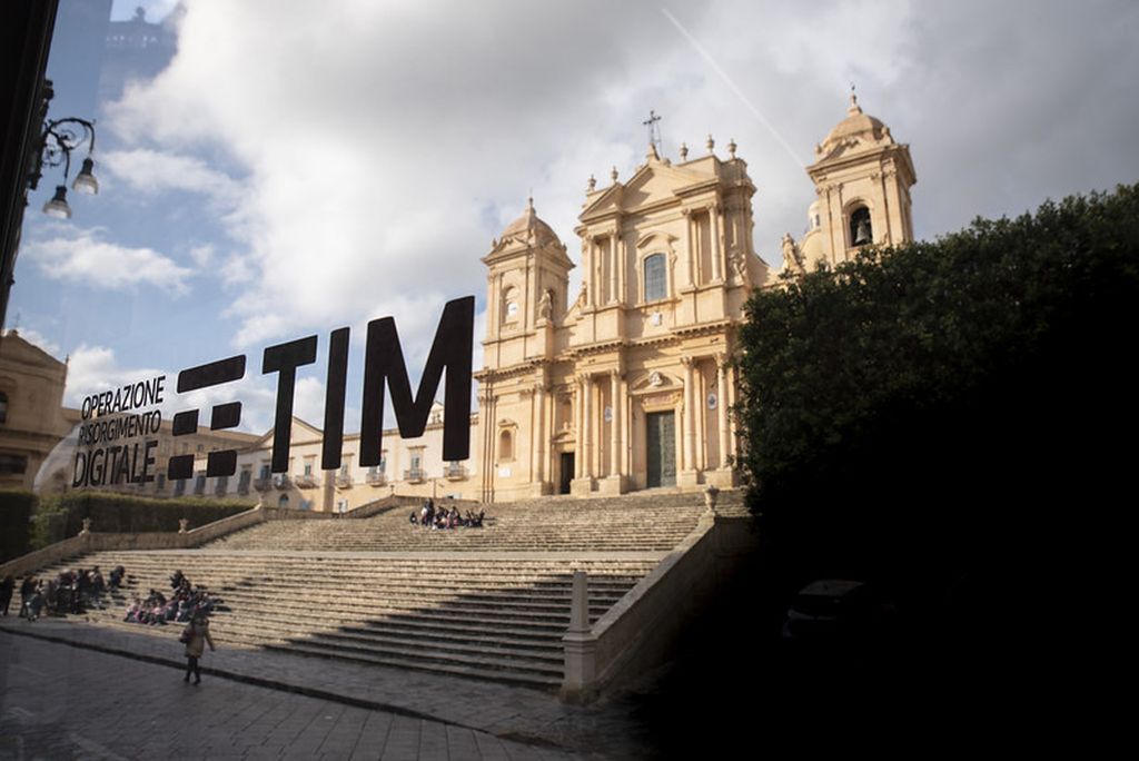 LEZIONI DI INTERNET, FA TAPPA NEL SIRACUSANO LA “SCUOLA” DI TIM