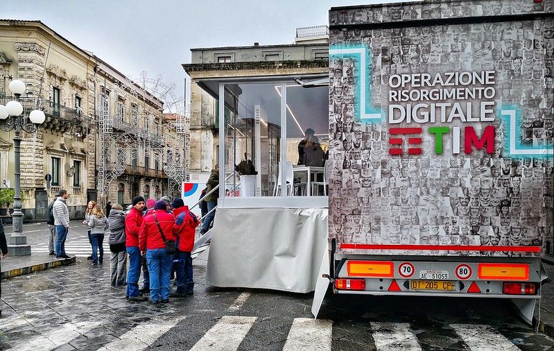 LEZIONI DI INTERNET, IL RISORGIMENTO DIGITALE DI TIM ARRIVA AD ACIREALE