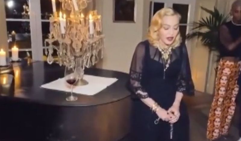 MADONNA ANNULLA TAPPA DEL SUO TOUR A LISBONA, CAMMINA CON BASTONE