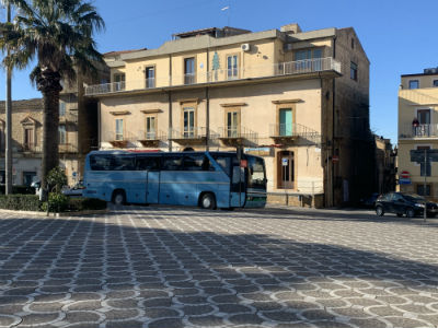Calascibetta: autobus per studenti con fermata in Piazza Umberto I