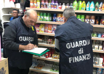 Enna: blitz in bazar cinese, sequestrati oltre 10.000 articoli da GdF, sanzioni per oltre 70.000 euro