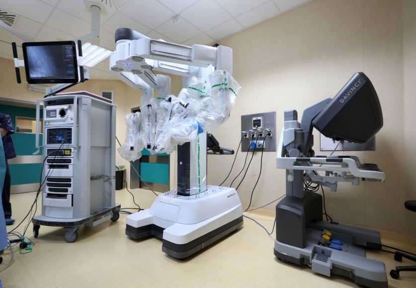 Primo intervento chirurgico al mondo con robot a Bologna
