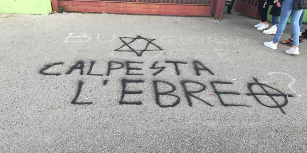 Scritte antisemite davanti due scuole a Pomezia