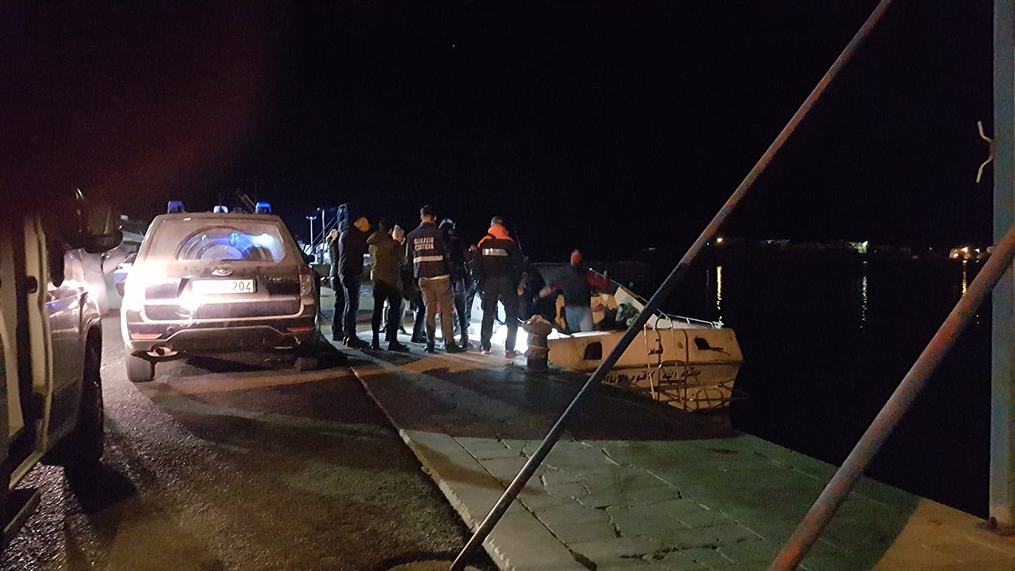 Sbarco di migranti a Lampedusa, giunte 16 persone tra cui sei bimbi
