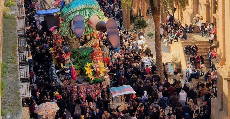 Tragedia al Carnevale di Sciacca, bimbo muore cadendo da un carro