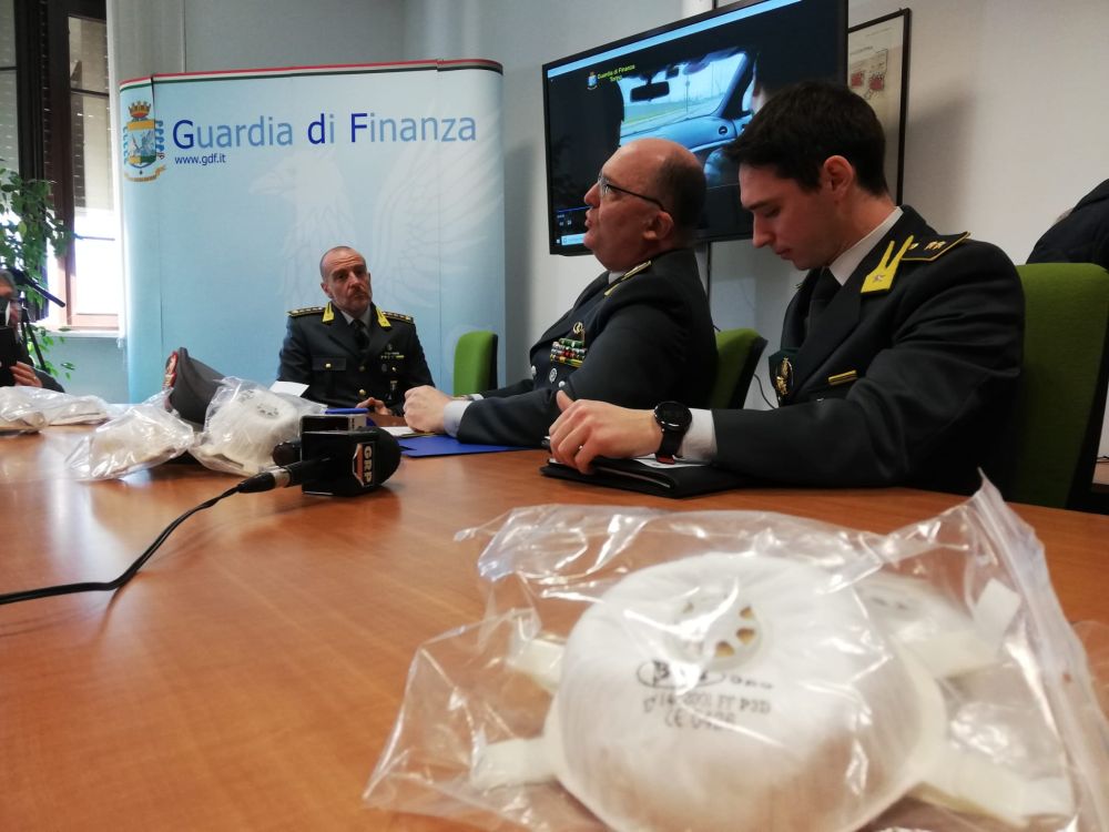 Coronavirus, vendevano mascherine a 5.000 euro. Venti denunce