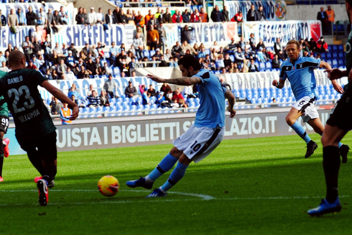 La Lazio batte 2-0 il Bologna e vola in testa alla classifica