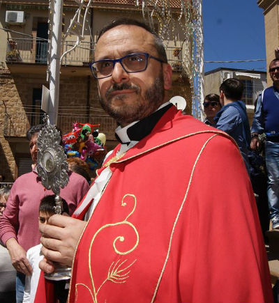 Ad Aidone le campane suoneranno a festa per ogni bambino che nasce. La gioiosa iniziativa di don Carmelo Cosenza