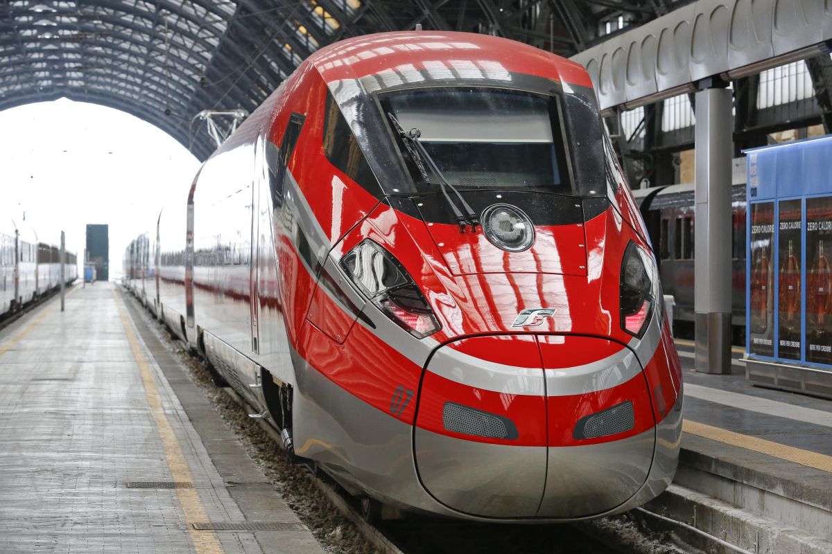 Linea ferroviaria Roma-Firenze, ritardi fino a due ore per un incendio