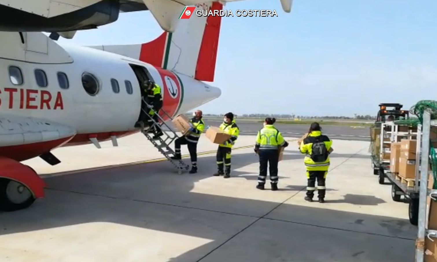 Coronavirus, aereo Guardia Costiera consegna mascherine