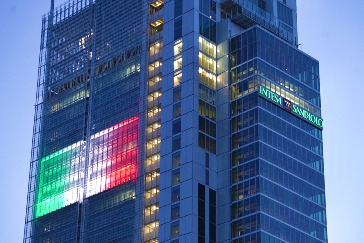 A Torino il grattacielo Intesa Sanpaolo veste il tricolore