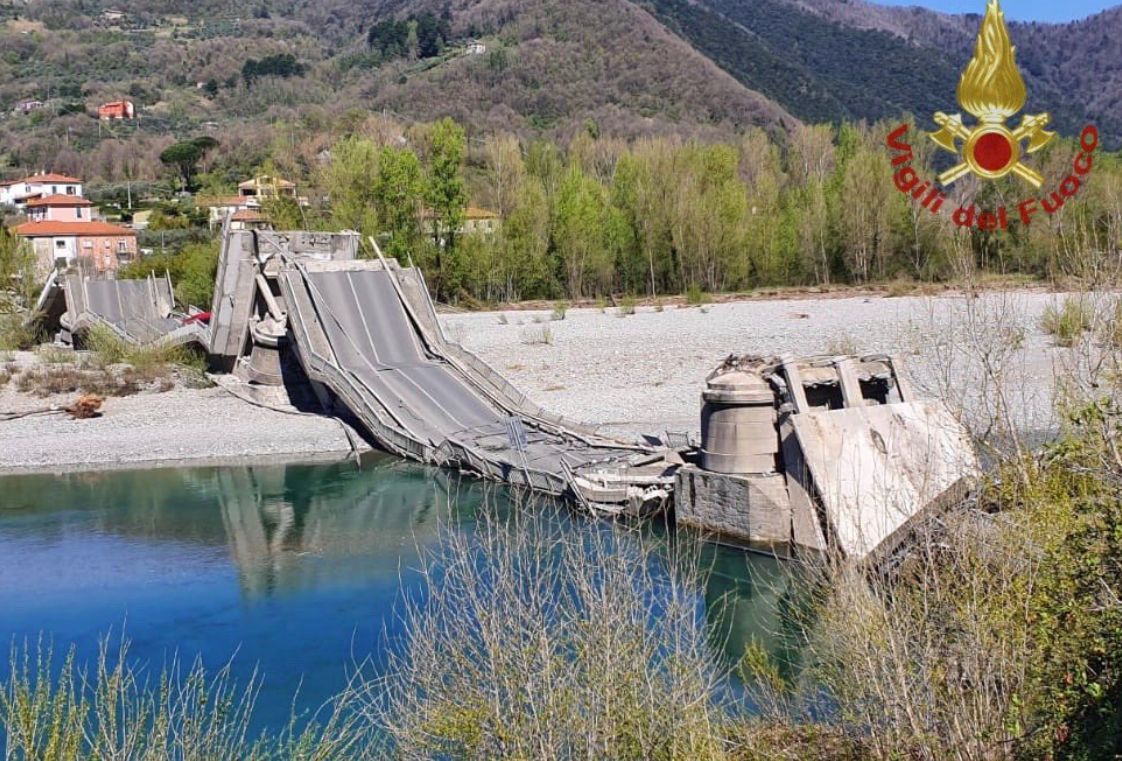 Crolla ponte ad Aulla, coinvolti due furgoni