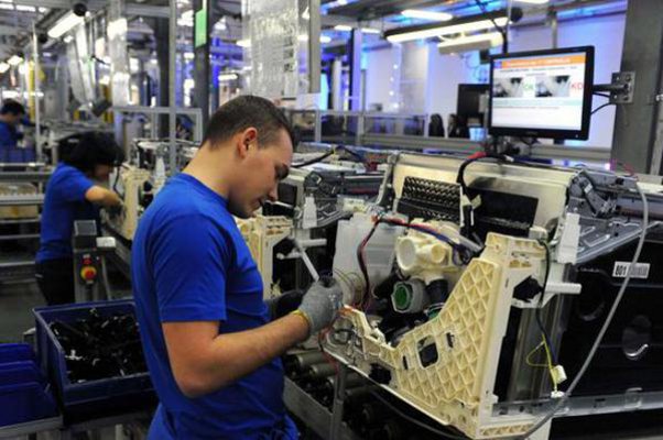 A febbraio in calo la produzione industriale