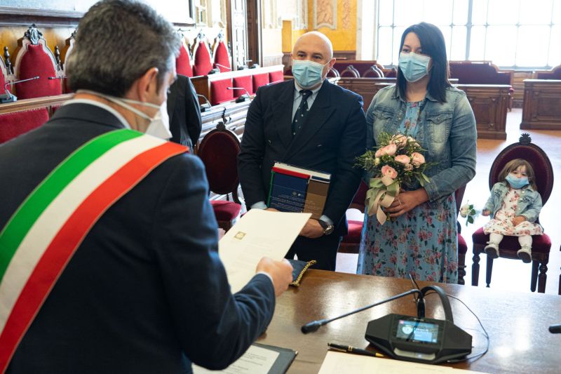 Pizzarotti sposa a Parma due medici del reparto Covid-19