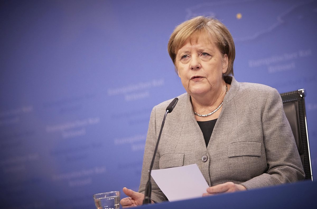 Merkel “No agli eurobond, trovare altri strumenti di solidarieta’”