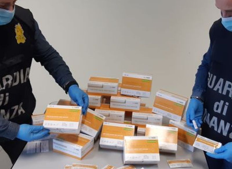 Coronavirus, a Torino sequestrate 400.000 mascherine illegali