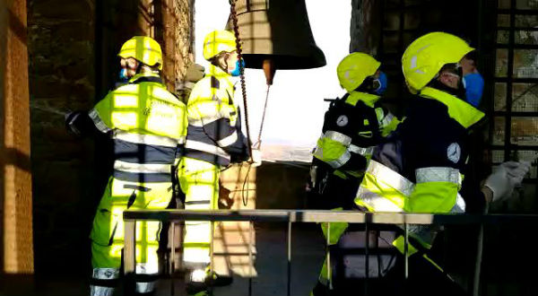 Calascibetta: corona di fiori davanti cimitero, il tricolore che sventola sull’antica torre e campane a festa