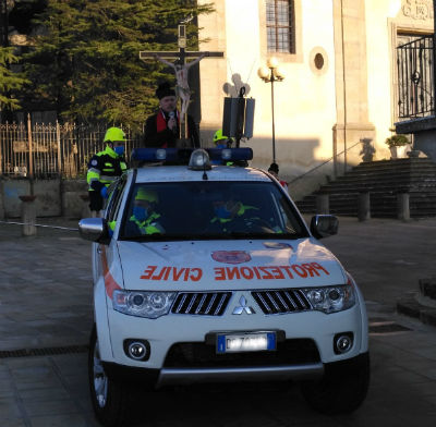 Calascibetta: in un surreale Venerdì Santo il Crocifisso sulla Jeep della Protezione civile