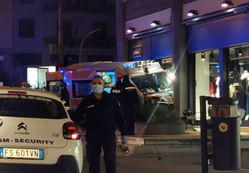 Palermo, ambulanza si scontra con auto e sfonda vetrina