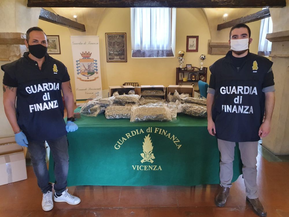 Sequestrati 78 kg di marijuana, due arresti a Vicenza