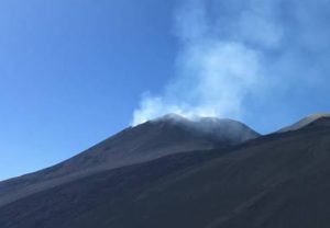 Etna, attività esplosiva dal cratere ‘Voraginè sul vulcano