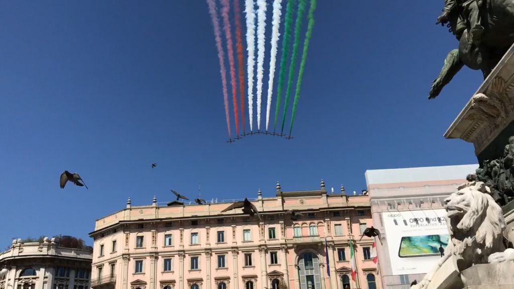 Le frecce tricolori sorvolano il cielo di Milano e Codogno