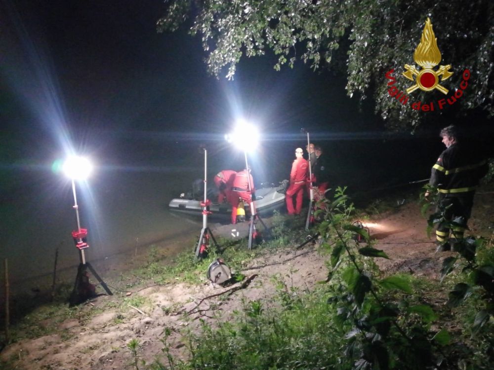 Individuato l’aereo precipitato nel Tevere, si cerca disperso