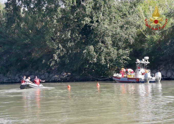 Aereo nel Tevere, individuato il corpo del ragazzo disperso