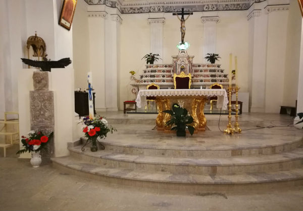 Aidone. Comunità parrocchiale chiesa Madre di San Lorenzo al fianco del Parroco