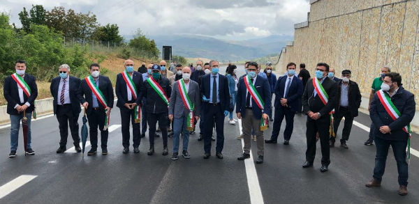 Marcia di Falcone e sindaci sulla Nord-Sud ia Bicosia