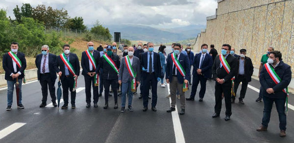 Nord Sud: foto pericolose dell’Assessore regionale Falcone e sindaci sulla SS 117