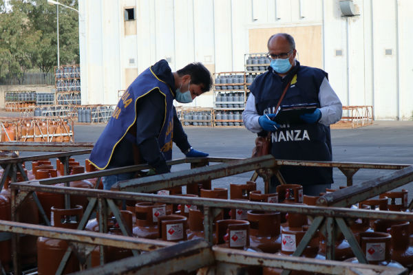 Operazione “fuga di gas” – GdF di Gela sequestra 15.895 bombole di gpl. Denunciate due persone di Regalbuto e Leonforte per frode – video