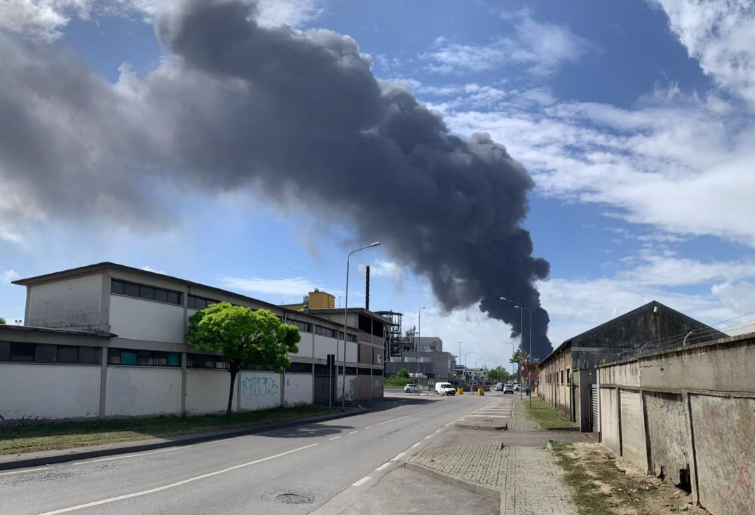 Incendio in azienda chimica a Marghera