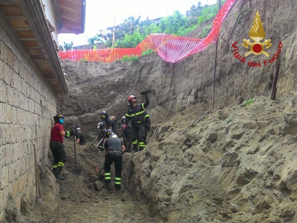 Frana travolge operai a Napoli, due morti