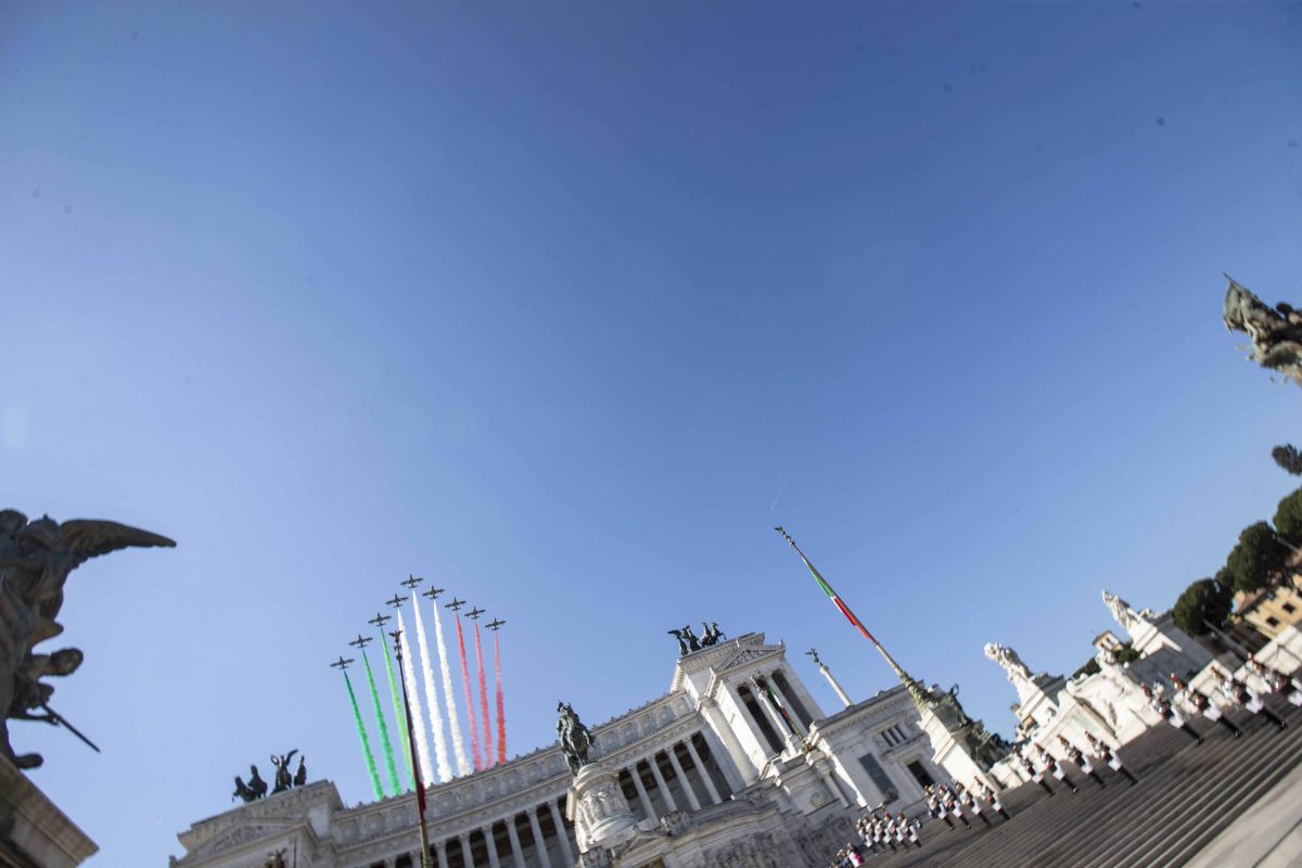 2 giugno, Mattarella depone corona all’Altare della Patria