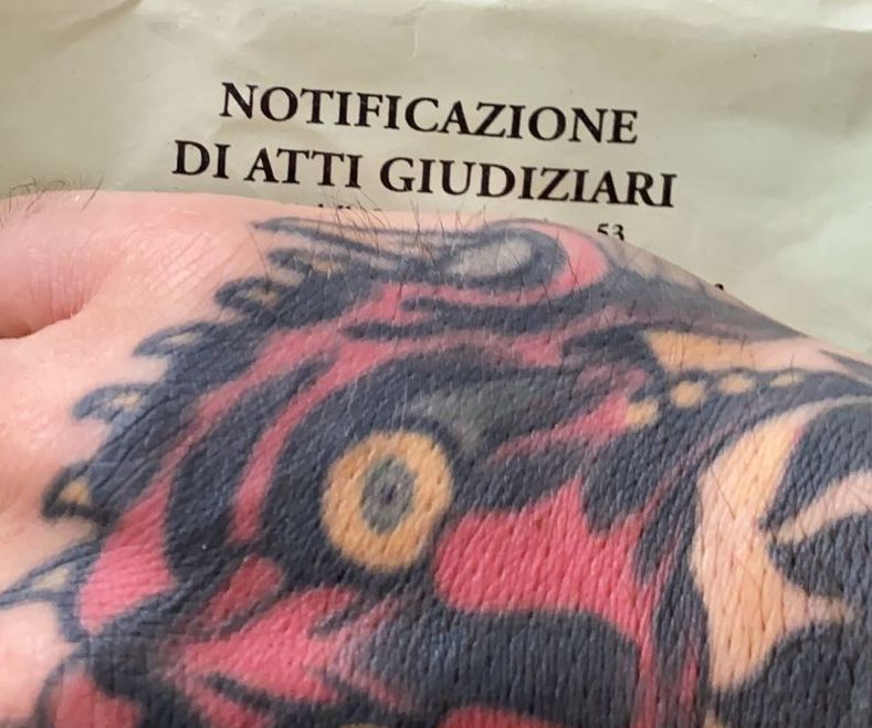 Fedez querelato dal Codacons “Onorificenze per aver dato una mano…”