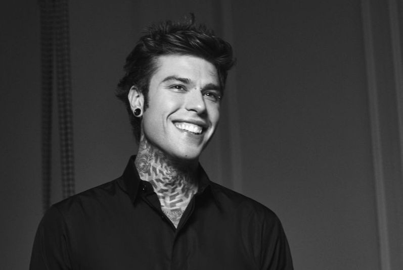 Fedez torna con il nuovo singolo “Bimbi per strada”